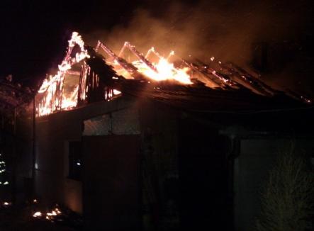 Acoperişul unei case din Oncea a ars, după ce o grindă lipită de horn a luat foc